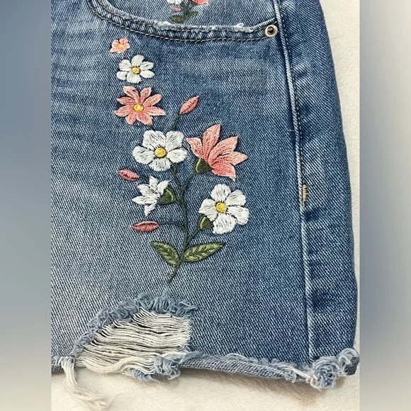 Time and True Women’s Blue Jean Shorts with Floral Embroidery Size 4 - Picture 4 of 16